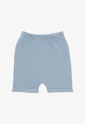 Pantalones cortos de bebé de punto azul claro con cintura elástica y dobladillos doblados, extendidos planos sobre un fondo blanco.