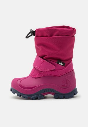 Botte d'hiver enfant rose vif avec bride réglable, fermeture à cordon et semelle noire robuste pour usage extérieur.