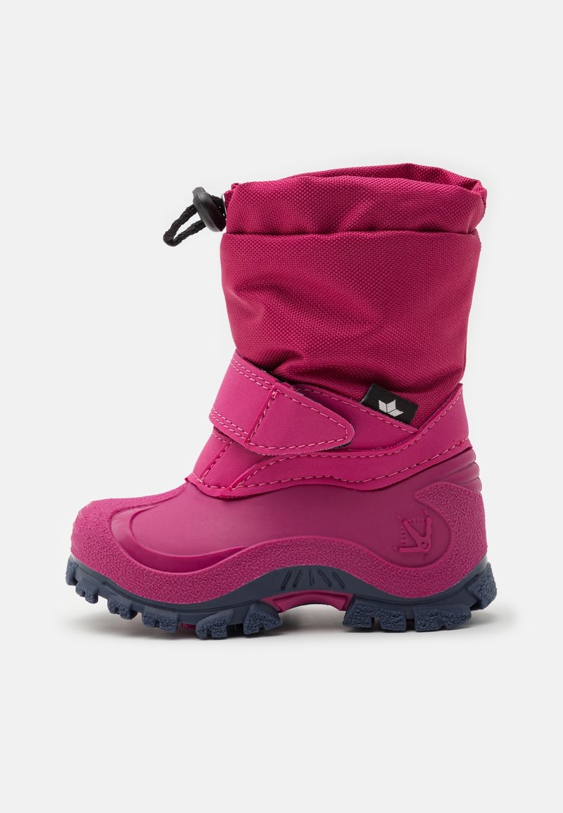 Botte d'hiver enfant rose vif avec bride réglable, fermeture à cordon et semelle noire robuste pour usage extérieur.