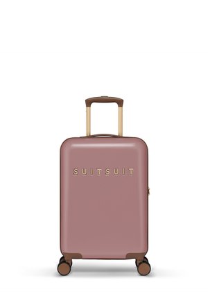 Een stijlvolle roze koffer met gouden letters, voorzien van een uitschuifbare handgreep en vier wielen voor gemakkelijke verplaatsing.