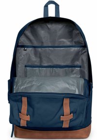 Zaino in tessuto blu navy con interno grigio, dotato di spallacci in pelle marrone, un compartimento imbottito e tasche interne per l'organizzazione.