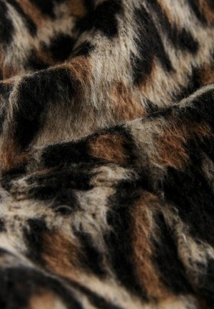 Mäkká, chlpová tkanina s detailným pohľadom na hnedý, čierny a béžový leopardí vzor a štruktúrovaný povrch.