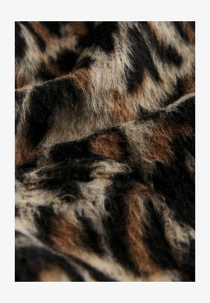 Měkká, huňatá tkanina s detailním pohledem na hnědý, černý a béžový leopardí vzor a strukturovaný povrch.