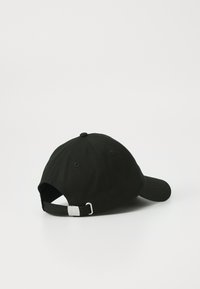 Schwarze Baseballmütze mit gebogenem Schirm, verstellbarem Riemen mit metallischen Komponenten und einer weichen Stofftextur.