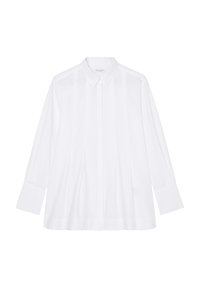 Camisa blanca de manga larga con cuello abotonado, que presenta un corte relajado, pliegues verticales y una suave tela de algodón.