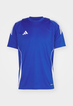 Blå sports T-skjorte laget av lett stoff, med hvite detaljer på skuldrene og sidene, samt en liten logo på brystet.