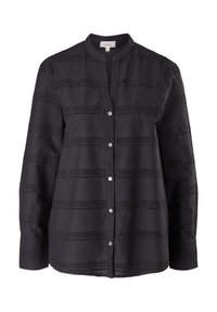 Chemise noire à manches longues avec col mandarin, présentant des motifs découpés horizontaux et des fermetures boutonnées. Tissu doux avec une finition texturée.