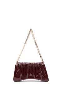 Borsa in pelle verniciata bordeaux con design a pieghe, tracolla in catena dorata e fondo arrotondato. Texture liscia e forma compatta.