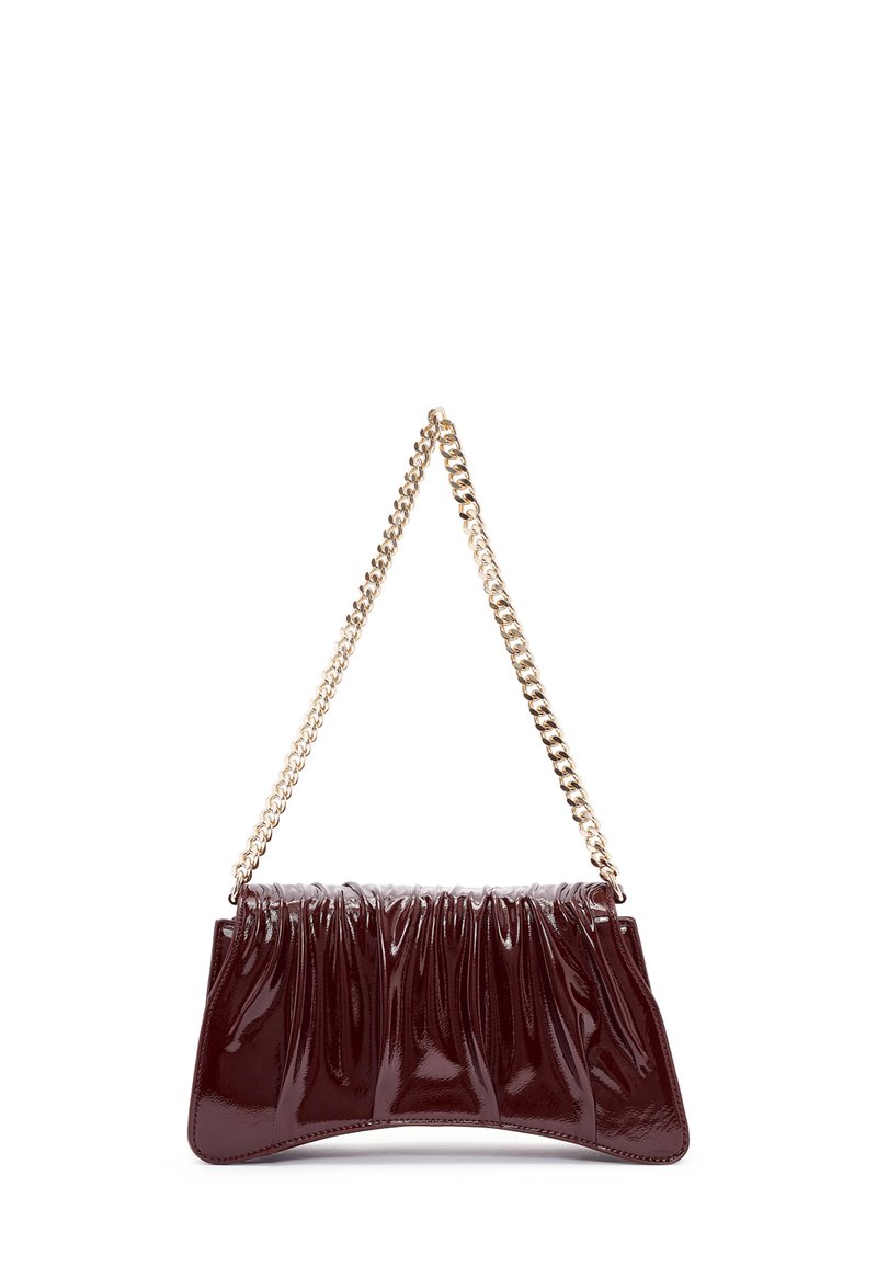 Borsa in pelle verniciata bordeaux con design a pieghe, tracolla in catena dorata e fondo arrotondato. Texture liscia e forma compatta.