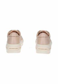 Sneaker rosa e beige con tomaia in pelle liscia, tallone imbottito e dettagli di marca sul retro. Suola in gomma testurizzata.
