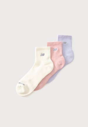 Drie paar geribbelde sokken tot halverwege de kuit in room, roze en lichtpaars, elk met een klein logo bij de boord.