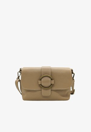 Sac bandoulière en cuir beige texturé avec un rabat et une boucle circulaire en laiton, doté d'une sangle ajustable avec des fermoirs en métal.