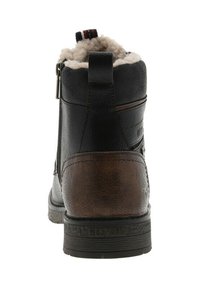 Bottine en faux cuir noir et marron avec doublure duveteuse, fermetures éclair au dos, et semelle en caoutchouc. Comprend une languette décorative rouge et noire.