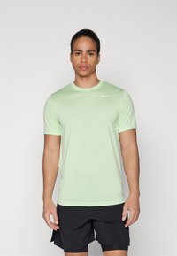 Nike Performance TEE RESET - T-skjorte til trening - vapor green/white