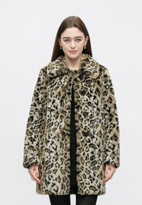 Casaco de pêlo falso com padrão de leopardo, gola larga de pêlo, fecho de botões e mangas compridas. Apresenta uma textura macia e um ajuste descontraído.