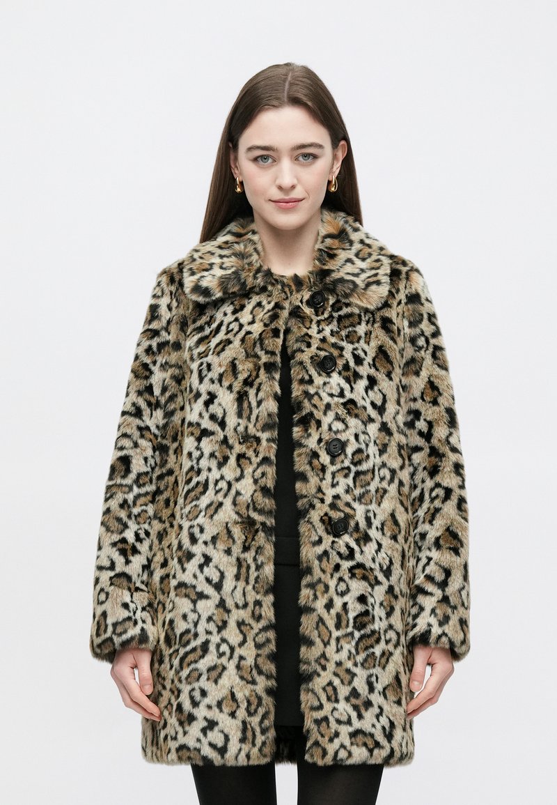 Casaco de pêlo falso com padrão de leopardo, gola larga de pêlo, fecho de botões e mangas compridas. Apresenta uma textura macia e um ajuste descontraído.