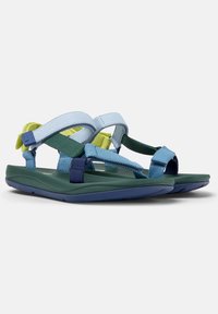 Mehrfarbige Sandalen mit blauen, grünen und gelben Riemen, einer weichen, flexiblen Sohle und verstellbaren Verschlüssen für einen sicheren Sitz.