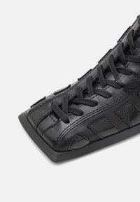 MIISTA GOLDIE BROGUES - Francesine - black