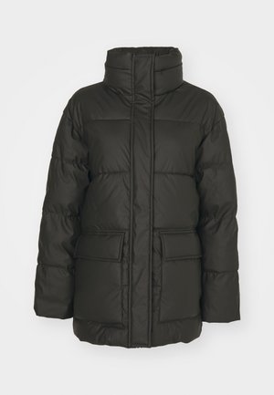 Mørkegrøn pufferjakke med høj krave, lodrette syninger, to forlommer og quiltet tekstur. Letvægts- og isoleret design.