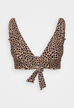 Haut de bikini à imprimé léopard en couleur tan avec des taches noires. Présente un décolleté en V profond et des bretelles ajustables, se fermant avec un nœud à l'avant.