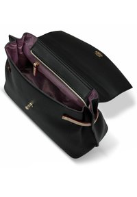 Borsa a tracolla in pelle nera testurizzata con accessori dorati, dotata di una tasca interna con zip e una fodera a motivo viola.