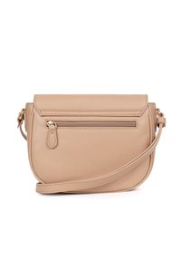 Borsa a tracolla color ocra realizzata in pelle texturizzata, con tasca frontale con zip, tracolla regolabile e dettagli di cucitura sottili.