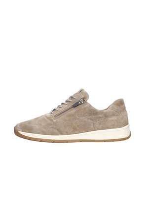 Beige suède sneaker met een getextureerd oppervlak, vetersluiting en ritssluiting. Witte tussenzool en buitenzool van gumrubber.