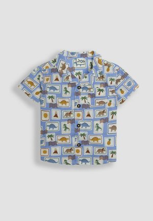 Camicia a maniche corte con bottoni di colore azzurro chiaro, decorata con stampe colorate di dinosauri e temi tropicali in un motivo a griglia. Presenta un colletto da campeggio e una chiusura a bottoni.
