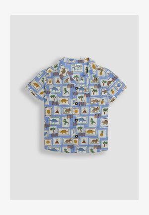 Kratka majica s gumbom, kratkih rukavov, v svetlo modri barvi, s pisanimi dinozavri in tropskimi motivi v mrežnem vzorcu. Ima kamp ovratnik in gumbasto zapiranje.