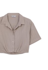 Blusa beige tagliata con maniche corte, chiusura a bottoni, colletto e strisce verticali testurizzate. Presenta un dettaglio arricciato all'orlo.