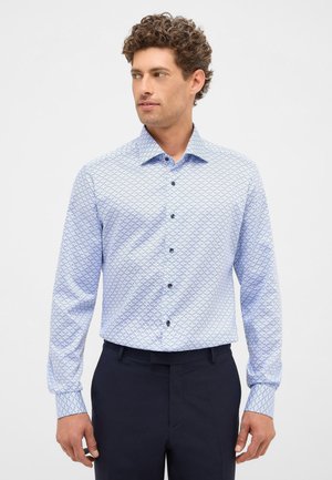 Himmelblaues Langarmhemd mit geometrischem Muster, geknöpftem Kragen und dunklen Knöpfen. Weicher Stoff mit glatter Textur.