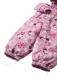Roze sneeuwpakbroek voor kinderen met bloemmotief, elastische manchetten en verstelbare witte voetbanden op een witte achtergrond.
