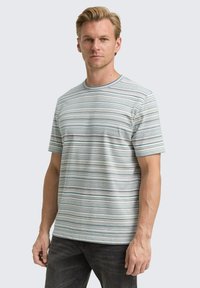 T-shirt rayé en gris clair, avec des lignes horizontales en bleu et gris foncé, col rond, manches courtes et coupe décontractée.