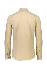 Camicia beige a maniche lunghe con colletto, polsini abbottonati, tessuto di cotone liscio e design semplice. La vista dal retro mostra un taglio dritto.