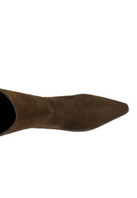 Hnědé semišové kotníkové boty s špičatou špičkou, hladkým povrchem a přiléhavým svrškem. Žádné viditelné kovové prvky ani vzory.