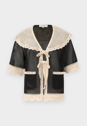 Sort åbenstrikket kortærmet cardigan med stor cremefarvet hæklet krave, kant, bindebånd foran, to lommer og bølgede kanter.