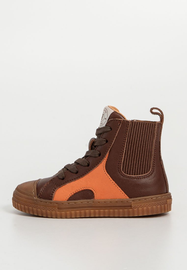 Braune und orange High-Top-Sneaker mit Gummisohle; Leder- und gerippte Akzente; runde Zehenpartie und Schnürdesign.