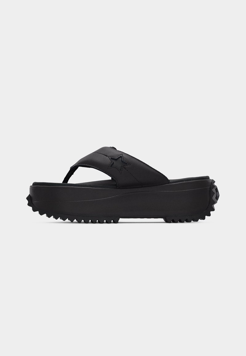 Schwarze Plateausandale in Flip-Flop-Stil mit dicker, geriffelter Sohle und Stern-Detail auf dem breiten Riemen.