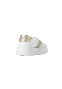 Sneaker bianca con un accento dorato metallico e logo sul tallone. Presenta una suola bianca chunky e una texture in pelle liscia. Design slip-on.