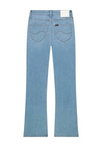 Ανοιχτό μπλε τζιν με ίσια πόδια, δύο πίσω τσέπες με καμπυλωτή ραφή και λευκή ετικέτα μάρκας στη ζώνη μέσης.