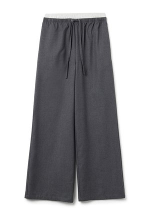 Pantaloni a gamba larga grigio scuro con cintura elastica e chiusura con cordino, mostrati su uno sfondo bianco.