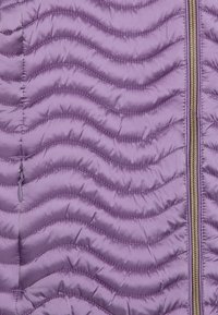 Giacca a vento viola con motivo a onde trapuntato, materiale nylon lucido e zip dorata a vista sul davanti. Accentuata da una piccola tasca.