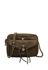 Sac en bandoulière en cuir texturé marron avec poche avant à rabat, détail de frange, quincaillerie dorée et bandoulière en maillons de chaîne.