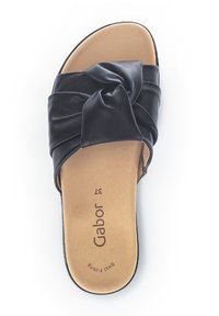 Svart slide-sandal med knuten konstläderrem och en dämpad beige innersula. Har strukturerad sula för grepp. Märke: Gabor. Storlek 37.