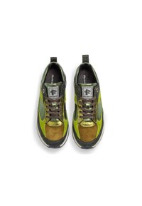 Sneaker verdi e marroni con accentuazioni in suede e lucide, caratterizzati da lacci marroni, una superficie testurizzata e un tab di sollevamento sul tallone.