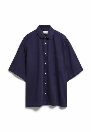 Navyblaues kurzärmeliges Hemd mit Knopfleiste, Kragen und einer Brusttasche, vor weißem Hintergrund präsentiert.