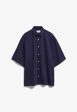 Navyblaues kurzärmeliges Hemd mit Knopfleiste, Kragen und einer Brusttasche, vor weißem Hintergrund präsentiert.