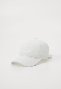 Gorra de béisbol blanca con una tela texturizada y visera curva. Presenta una correa ajustable en la parte posterior para personalizar el tamaño.