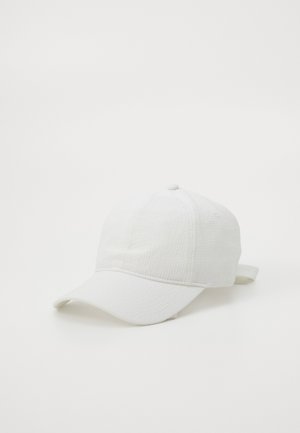 Căciulă albă de baseball cu o țesătură texturată și bor curbat. Dispune de o curea ajustabilă pe spate pentru personalizarea dimensiunii.