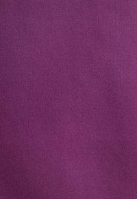 Tessuto viola solido con trama fine e strettamente intrecciata e leggere variazioni nella tonalità.